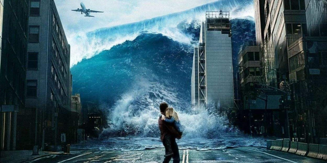 如果遇到50米的海啸，是要选择跑向内陆，还是迎面扎进水里？