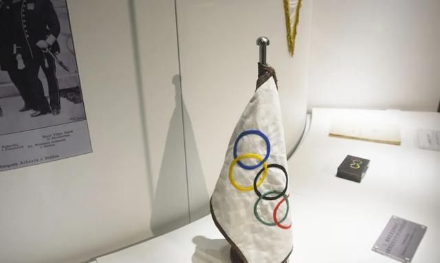 是谁发明了奥运五环旗？五环的五个颜色分别代表哪个洲？