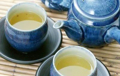 茶杯的顽固茶渍很难擦干净，教你不用洗洁精，几分钟轻松去茶渍！