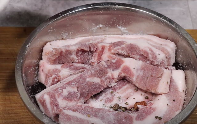 过年腌腊肉，1斤猪肉放多少盐？记住“6大技巧”，香味浓郁不变质