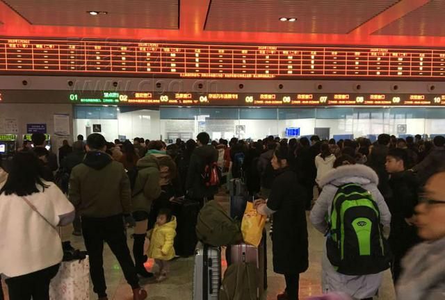 雨雪天气影响 重庆火车站今天10趟动车停运