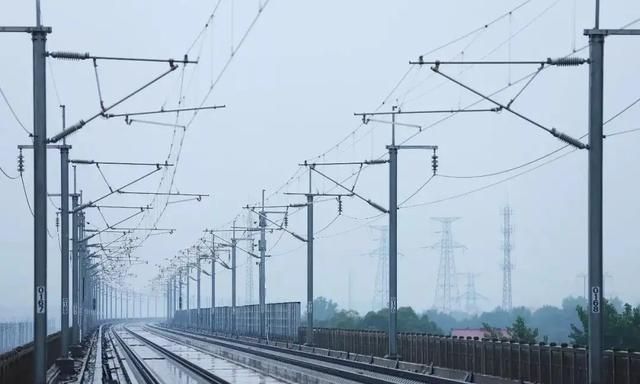 高铁是如何供电的？时速达300公里，头顶的高压线为什么磨不断？