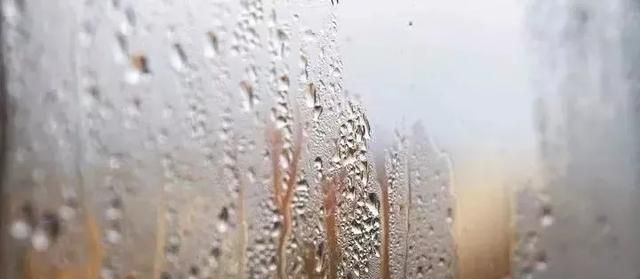 门窗淌水、结冰是什么原因造成的？