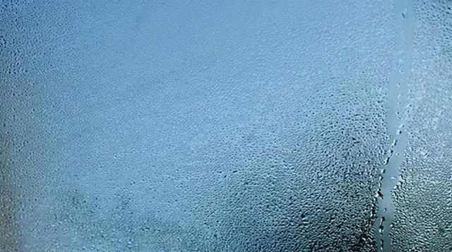 门窗淌水、结冰是什么原因造成的？