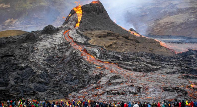 冰岛火山喷发围观者蜂拥而至，科学家用熔岩烹饪香肠秒熟