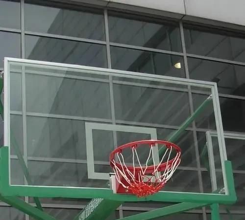 篮球架上的篮板是钢化玻璃的好还是有机玻璃的好？