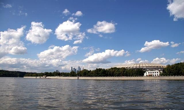 徜徉在莫斯科河上，沿岸的风光美轮美奂，比想象中的更壮观