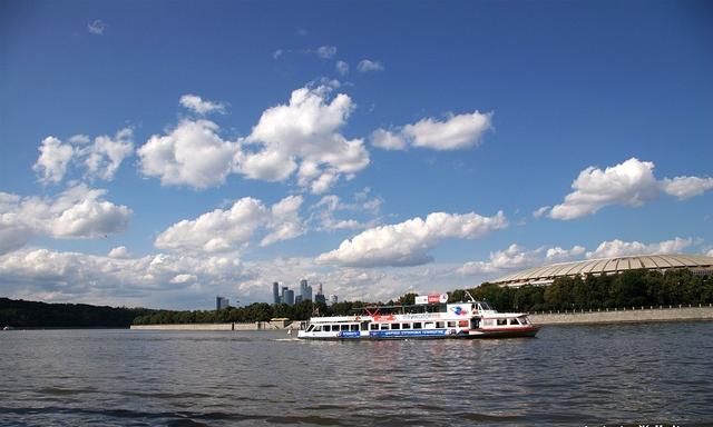 徜徉在莫斯科河上，沿岸的风光美轮美奂，比想象中的更壮观