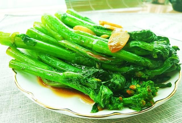 味道超赞的素炒油菜苔，家常做法简单好些，大人孩子都喜欢吃