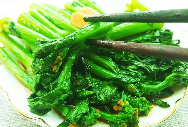 味道超赞的素炒油菜苔，家常做法简单好些，大人孩子都喜欢吃
