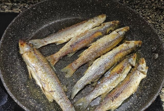 正值丰收季，这鱼5元一斤，价格低廉且营养高，读书的孩子要多吃