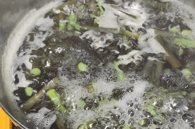 炒蕨菜时，做好焯水这一步，清香脆爽，不苦不涩，唇齿留香好味道