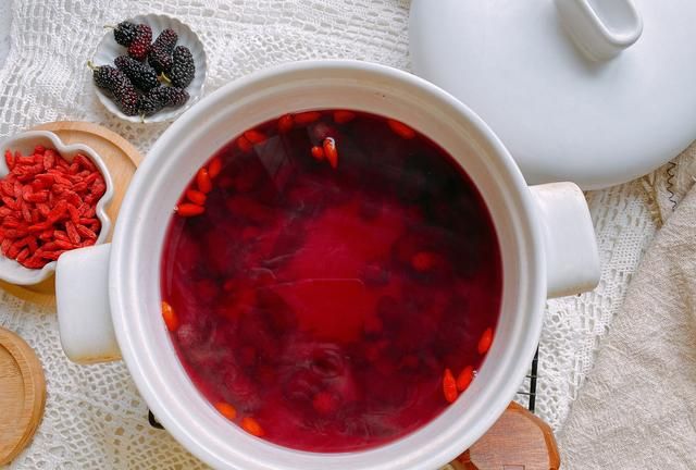 春天多喝“桑葚元气茶”，5种常见食材，祛湿气，美容养颜气色好