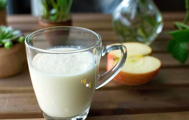夏天，用苹果和牛奶打一杯果汁奶，让早餐营养更丰富，味道更好