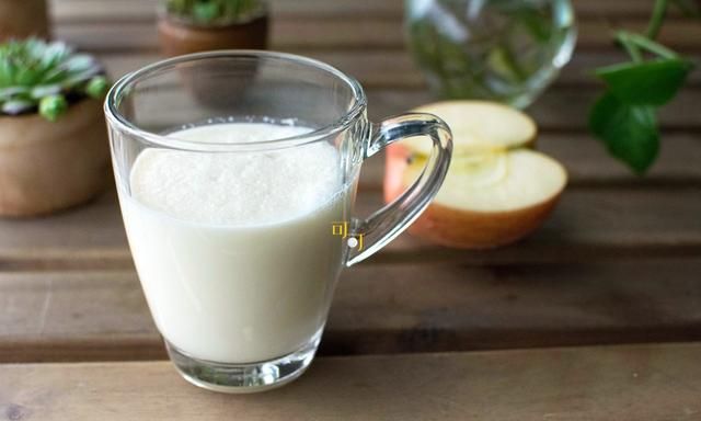 夏天，用苹果和牛奶打一杯果汁奶，让早餐营养更丰富，味道更好