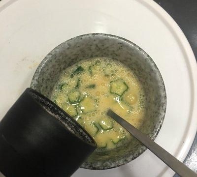 秋葵蒸鸡蛋这样做实在太美味，碗盘都要舔干净