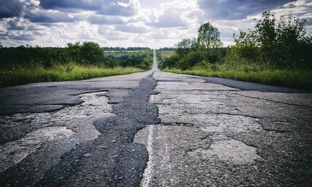 柏油路越来越普及，为啥农村修路却还是水泥路？3个原因