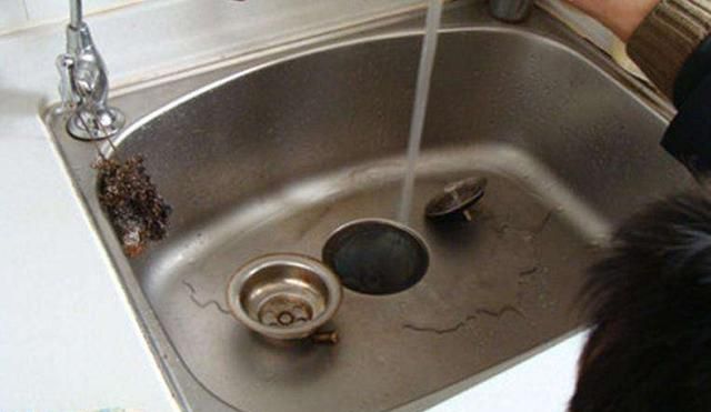 厨房下水道被油污堵死，用热水冲见效慢，建议这样做，轻松疏通