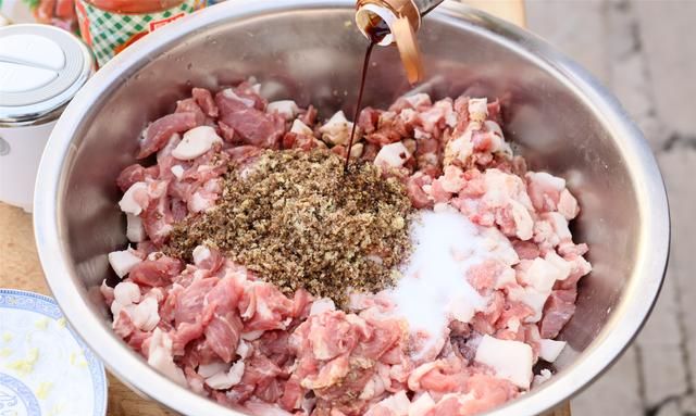 在家灌香肠，十斤肉放多少盐？教实用配方和流程，咸味刚好香味浓