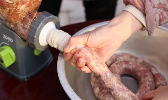 在家灌香肠，十斤肉放多少盐？教实用配方和流程，咸味刚好香味浓