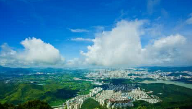深圳十大免费旅游景点，梧桐山是深圳最高的山峰，能够登高远眺看到城市的美景，看美丽的日出