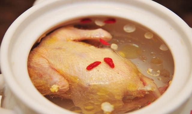 炖鸽子汤，鸽肉要不要先焯水？很多人做错了，所以肉质柴腥味重