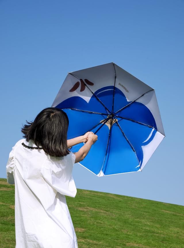 “防晒伞”是防晒神器，你选对了吗？钛银伞vs黑胶伞，谁更防晒？
