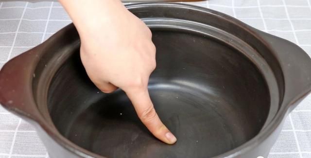 砂锅最正确的开锅方法，记住这几点，不粘锅不开裂，煮什么都香
