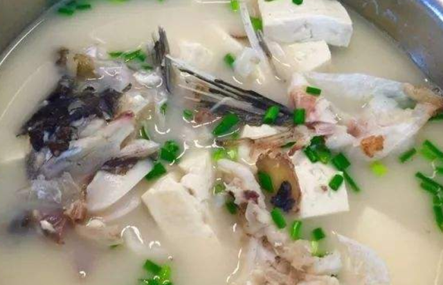美味的鱼头豆腐汤，汤色奶白，鲜香可口，钟南山推荐的健康美食