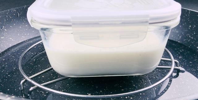 做双皮奶时，牛奶要不要先加热？牢记这3点，双皮奶香甜又嫩滑