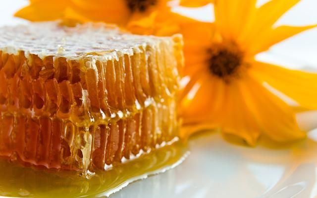 为什么自己养的土蜂蜜没有花香味？是不是假的？真凶是蜜源植物