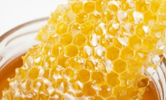 为什么自己养的土蜂蜜没有花香味？是不是假的？真凶是蜜源植物