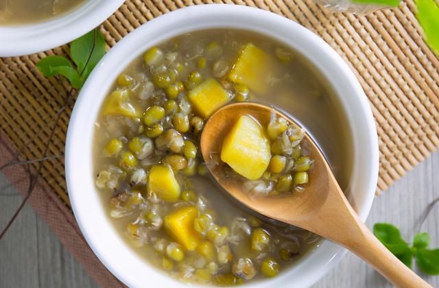 煮绿豆汤，不要提前泡绿豆，学会一招，绿豆十分钟煮烂，很省时