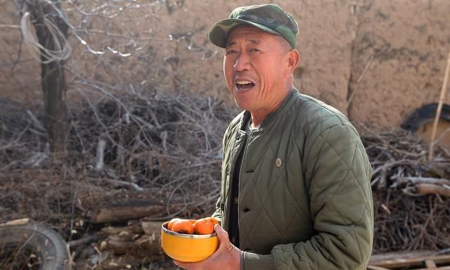 山西农民把柿子泡水里，2个月后价格上涨15倍，春节吃最美