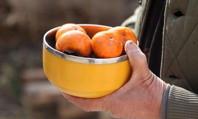 山西农民把柿子泡水里，2个月后价格上涨15倍，春节吃最美