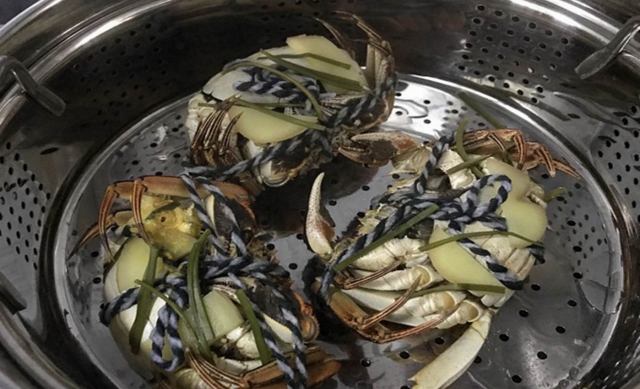 螃蟹怎么清洗？大厨经验“蒸”2分钟再清洗，味鲜肉嫩无异味