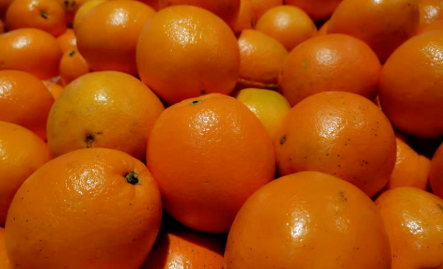 买橙子看一个明显位置，放心挑到肉多香甜的橙子，分享技巧快来看