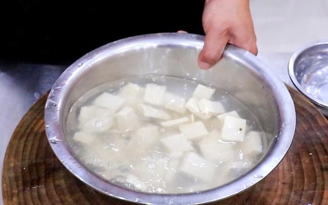 鲫鱼炖豆腐的最佳做法，看厨师长如何制作，汤汁奶白，味道极鲜