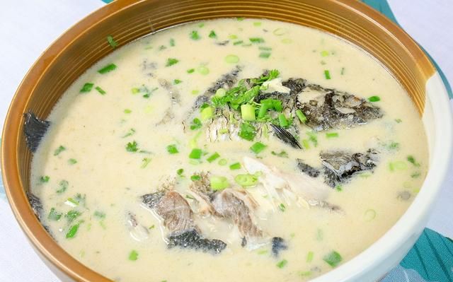 鲫鱼炖豆腐的最佳做法，看厨师长如何制作，汤汁奶白，味道极鲜