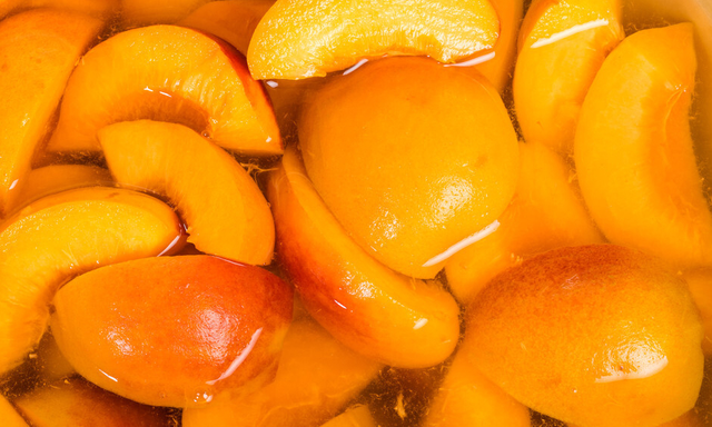 黄桃正当时，多买点晒成黄桃干，色泽鲜亮又劲道，好吃还没添加剂