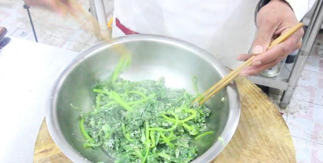 厨师长分享清蒸茼蒿的技巧，茼蒿碧绿不变色，不粘不坨不出水