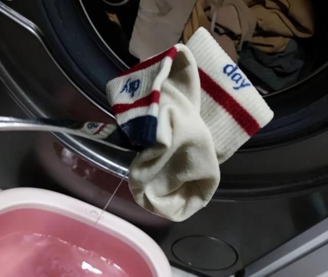 很多人都说，内裤和袜子不能放到洗衣机里一起洗，这是真的吗？