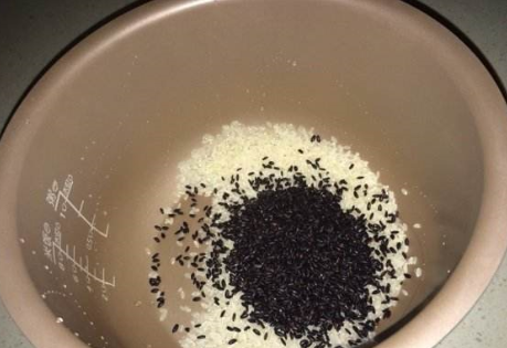 蒸黑米饭，别直接下锅，掌握3点小窍门，黑米饭自然香甜更软糯