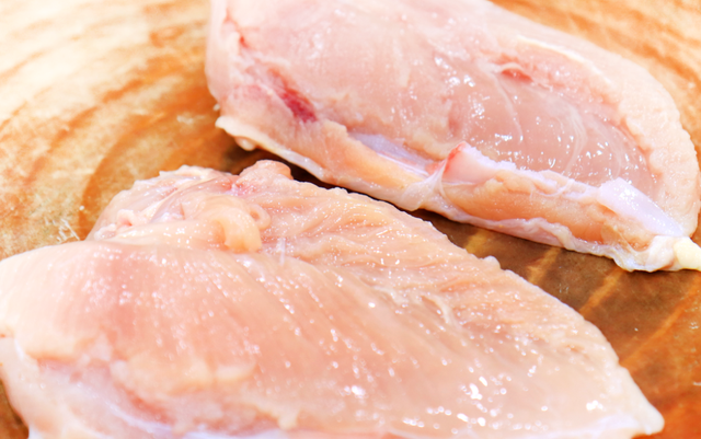 不怕猪肉贵！教你鸡胸肉超好吃做法，不炒不炸，鲜嫩入味营养解馋