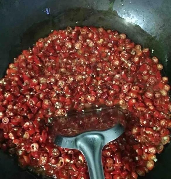 晾干的辣椒这样处理，随吃随拿，又香又辣还下饭！