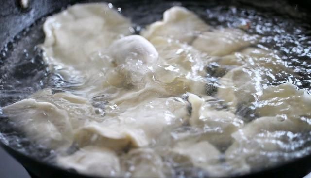 冷冻饺子冷水下锅还是热水，掌握煮饺子正确方法，饺子好吃煮不破