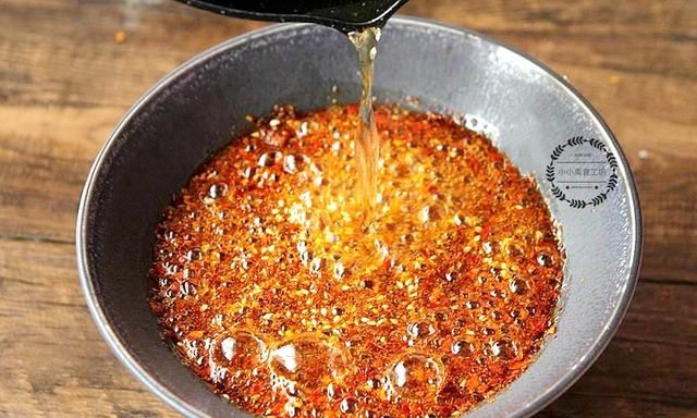 做油泼辣子时，这3个步骤是关键，陕西人：地道，拌面夹馍都好吃