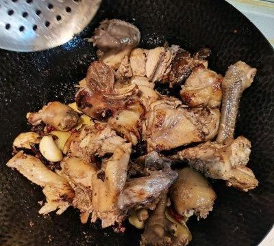 红烧大公鸡香菇鲍鱼仔，一道能吃下三碗饭的神奇美食