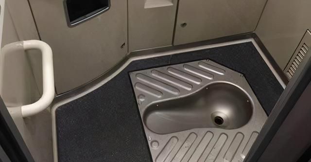 过去的火车采用直排式厕所，排泄物直通轨道，轨道不会发臭吗？