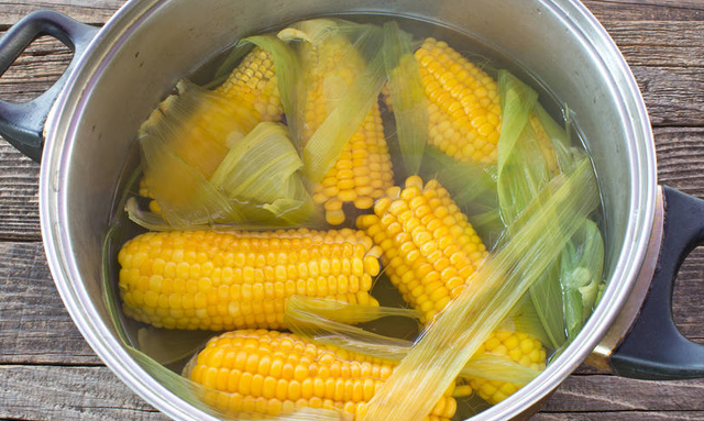 保存玉米，先煮熟还是直接冷冻？方法用对，放久了照样软糯鲜甜